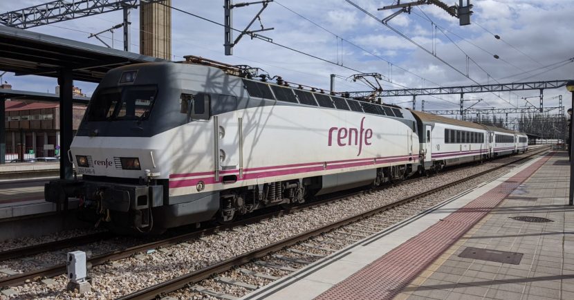 252-048 a la cabeza de la última composición de material convencional que ha circulado en régimen comercial para Renfe