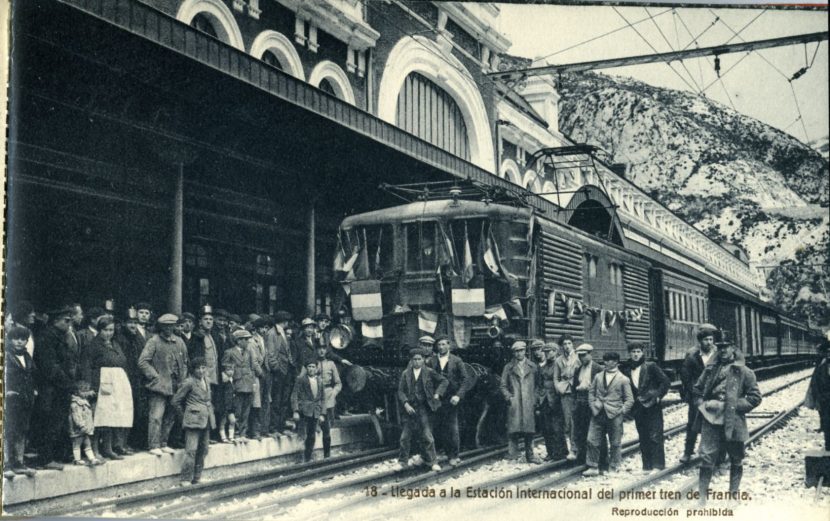 Foto del primer tren eléctrico que, en pruebas, llegó a Canfranc en 1928 con una locomotora BB Midi en cabeza, similar a la del último cerealero. Foto de Francisco de las Heras cedida por la fototeca del Museo del ferrocarril de Madrid.