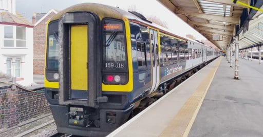 Los ferrocarriles británicos podrían nacionalizarse por el coronavirus