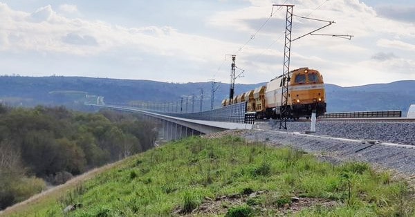 Danesa de COMSA en el viaducto de Requejo, en el tramo de la línea de alta velocidad Pedralba-Orense. Foto: Adif