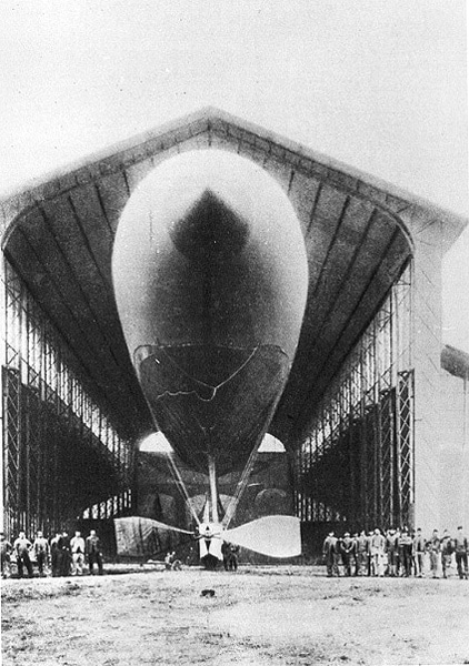 Hangar Y con un dirigible, en una de las naves construidas para la expo de 1878.