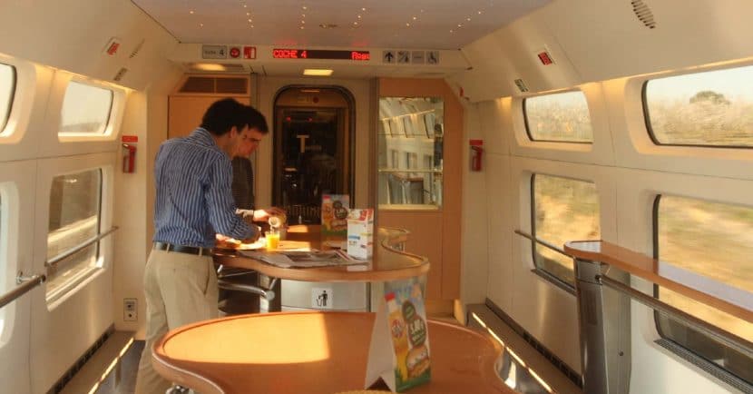 Interior de la cafetería de un tren de la serie 100. Foto Matthew Black