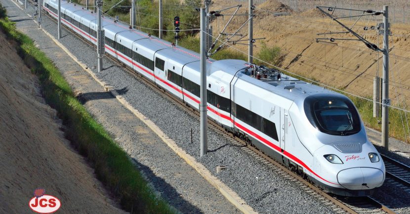 Prototipo del AVRIL de Talgo saliendo en pruebas desde La Sagra