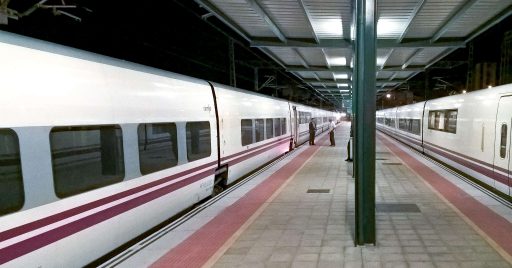 Trenhotel Galicia-Cataluña en la estación de León junto a un AVE. Foto (CC BY SA) Pedro Seoane Prado