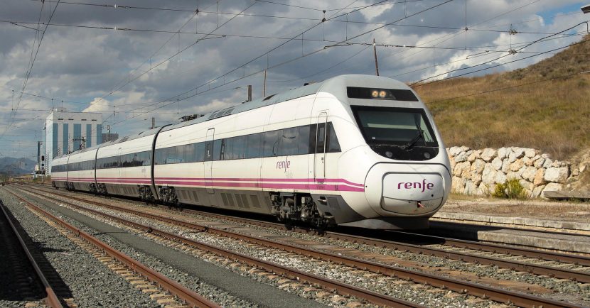 120 prestando el servicio Alvia Pamplona-Madrid pasando por Noáin. Foto (CC BY-NC-SA) migue_lezl