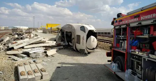 Imagen del Alvia Ferrol-Madrid descarrilado en La Hiniesta, divulgado por la Delegación del Gobierno de Castilla y León.