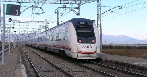Media Distancia prestado con un tren de la serie 449 pasando por Villamalla. Foto (CC BY NC SA): Jordi Verdugo