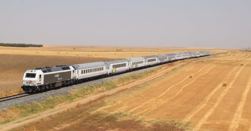 La composición procedente de Fuencarral pasando por Villar de Gallimazo, en la línea Ávila-Peñaranda de Bracamonte. Foto: © Felipe Montero Zazo.