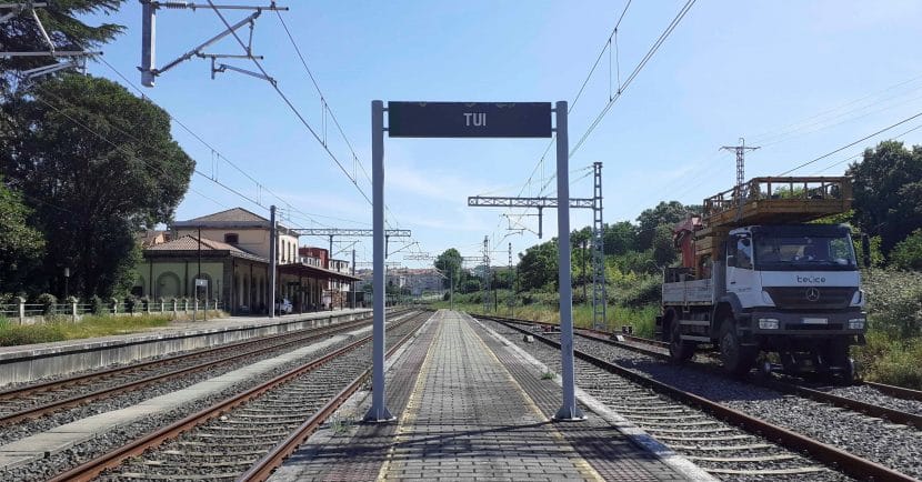 La estación de Tui, afectada por la electrificación de la conexión ferroviaria con Portugal, con la catenaria ya instalada. Foto: Adif