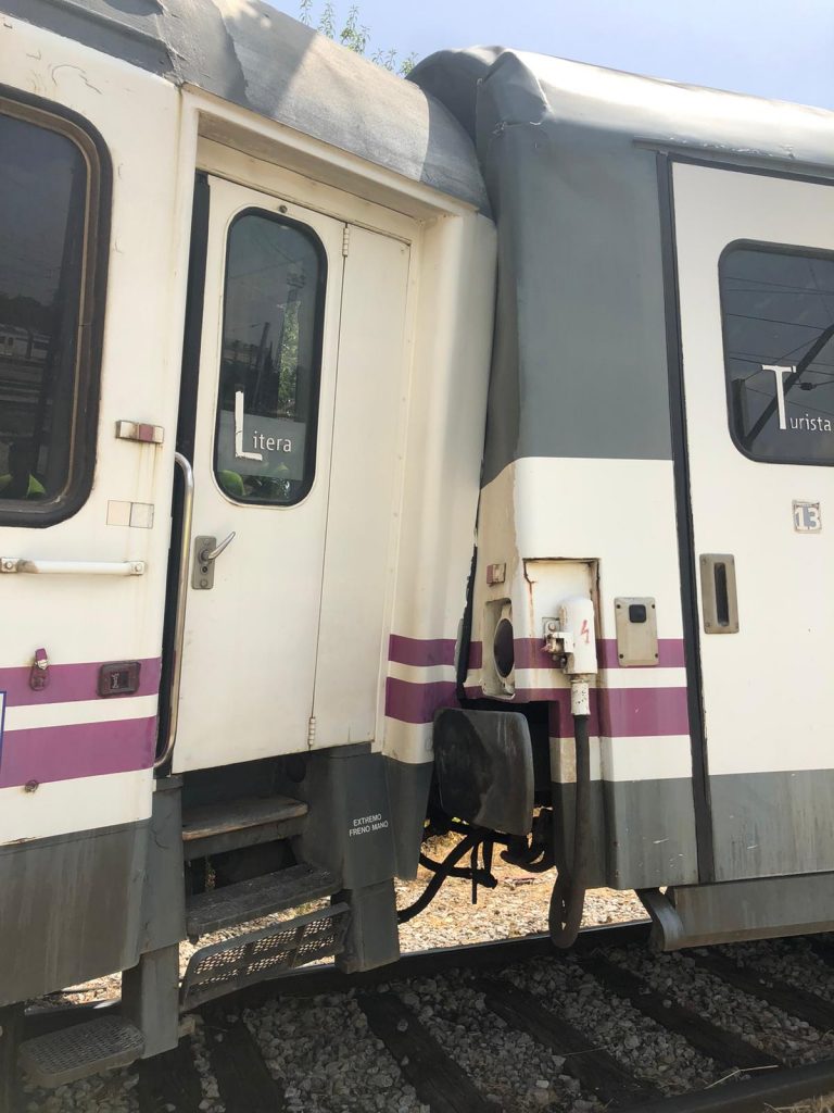 Los coches de Renfe vendidos a CP descarrilada en Fuencarral. Foto: autor desconocido