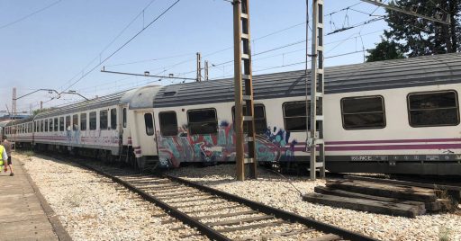 Los coches de Renfe vendidos a CP descarrilados en Fuencarral. Foto: autor desconocido