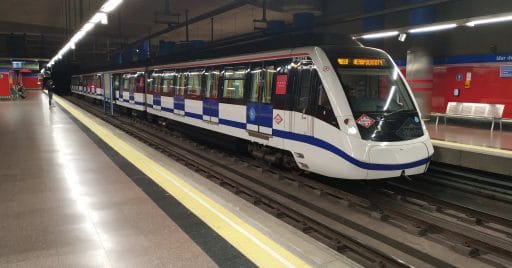 Tren de la segunda remesa de la serie 8000 en la línea 8 yendo hacia el aeropuerto. Foto (CC BY NC SA): Miguel Bustos