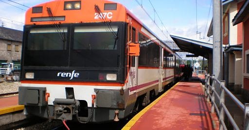 470 realizando el Regional Exprés León-Ponferrada, estacionada en la estacion de Bembibre. Foto (CC BY SA): JT Curses