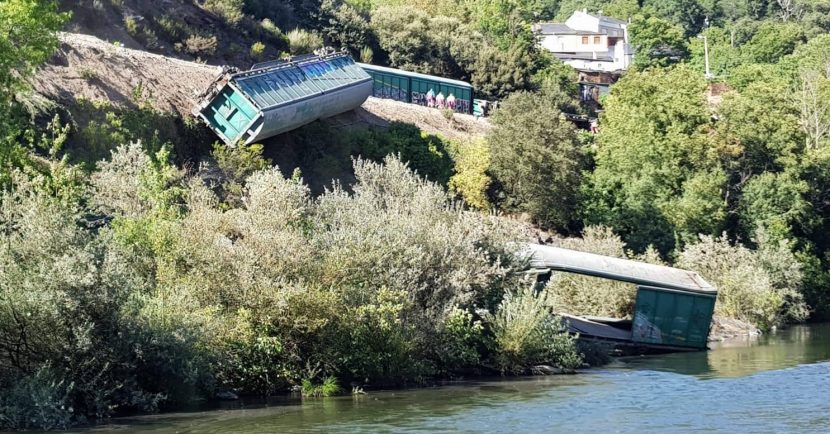 Adif vierte 2 vagones descarrilados al Río Sil. Foto: Valdeorras de cerca.