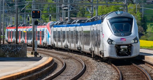 Doble composición de Coradia Polyvalent de la SNCF, plataforma que habrá que vender para que Alstom pueda comprar Bombardier. Foto (CC BY SA): Markus Eigenheer.