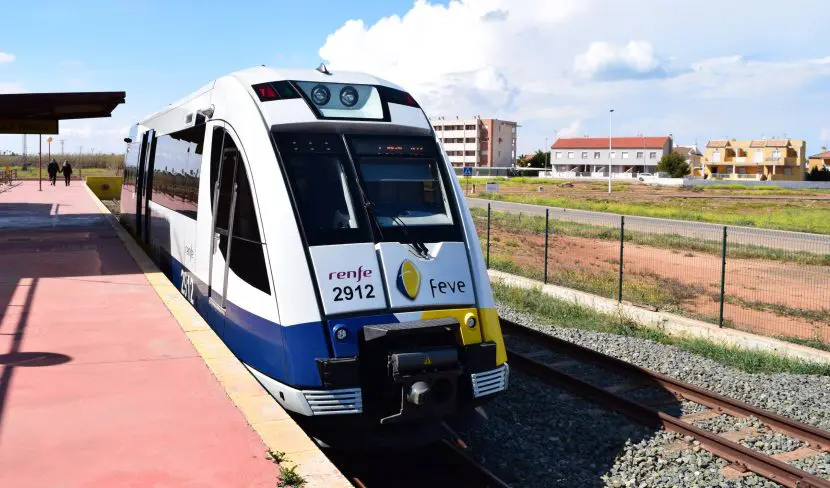 Unidad 2900 de Renfe en la estación de Los Nietos, desde la que partiría la extensión a La Manga. Foto (CC BY SA): Ricardo Ricote