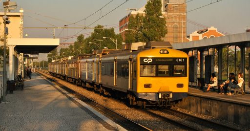 Unidades 3150 y 3250 en la línea de Cascais. Foto (CC BY SA): Nelso Silva