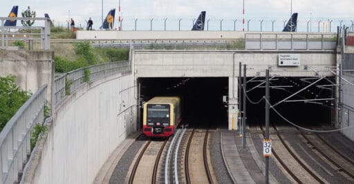 Tren de la serie 484 del Sbahn de Berlín saliendo del túnel de la estación del aeropuerto de Berlín Brandemburgo. Foto: Pedant01