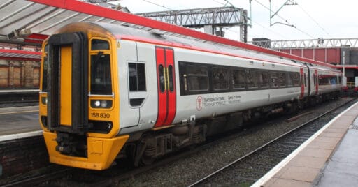 Unidad 158 030 de Transport for Wales en Crewe. Foto (CC BY SA): Geof Sheppard