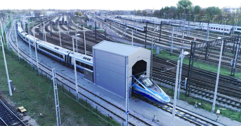 Pendolino de PKP Intercity pasando por la caseta de TrainScanner en Varsovia. Foto cortesía de Alstom España.