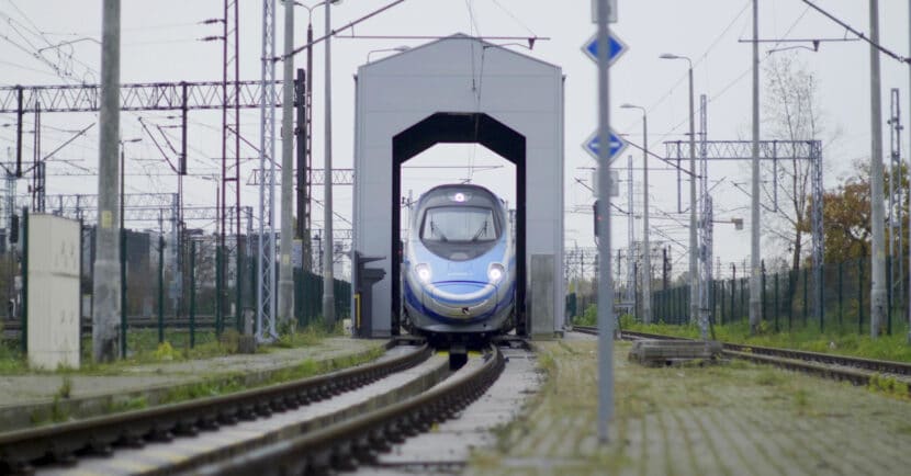 Alstom Avelia Pendolino de PKP Intercity pasando por el TrainScanner de Varsovia.