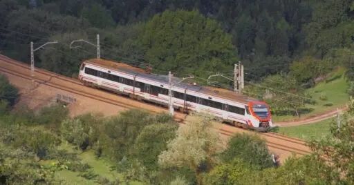 Civia 463 de Renfe fabricada por CAF circulando por Posada, Asturias. Foto (CC BY NC SA): JM Trigos