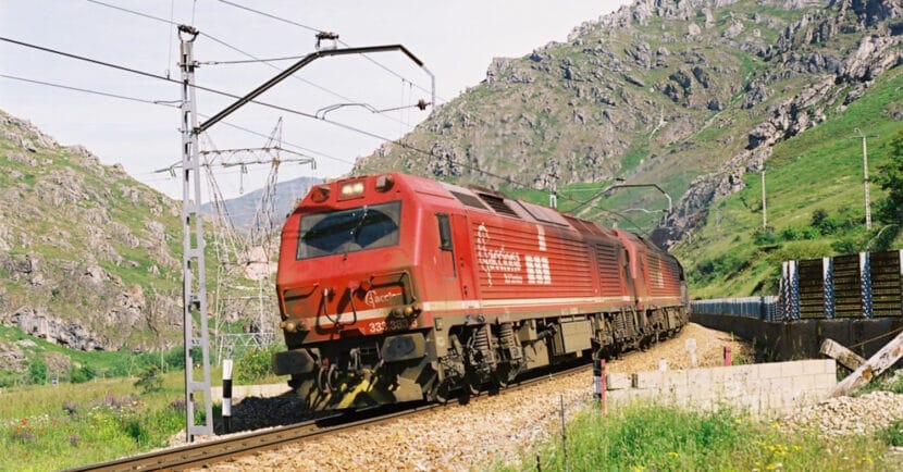 El tren de transporte de carbón de Acciona Rail Services circulando por Busdongo. Foto (CC BY SA): Jean-Pierre Vergez-Larrouy.