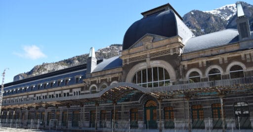 La antigua estación de Canfranc siendo rehabilitada para su nuevo uso turístico. Foto: Marc Celeiro.