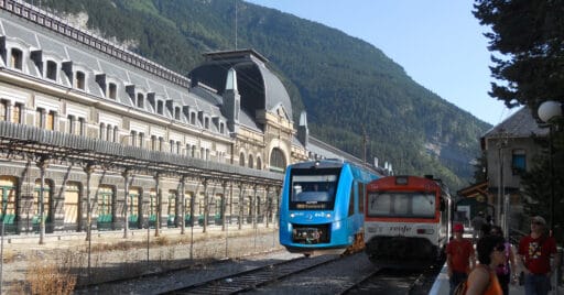 Montaje de un Coradia iLint en Canfranc. Foto de la estación: McBodes. Foto del tren: Jacek Rużyczka