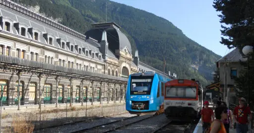 Montaje de un Coradia iLint en Canfranc. Foto de la estación: McBodes. Foto del tren: Jacek Rużyczka