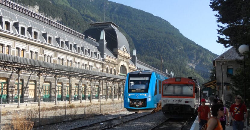 Montaje de un Coradia iLint en Canfranc. Foto de la estación: McBodes. Foto del tren: Jacek Rużyczka