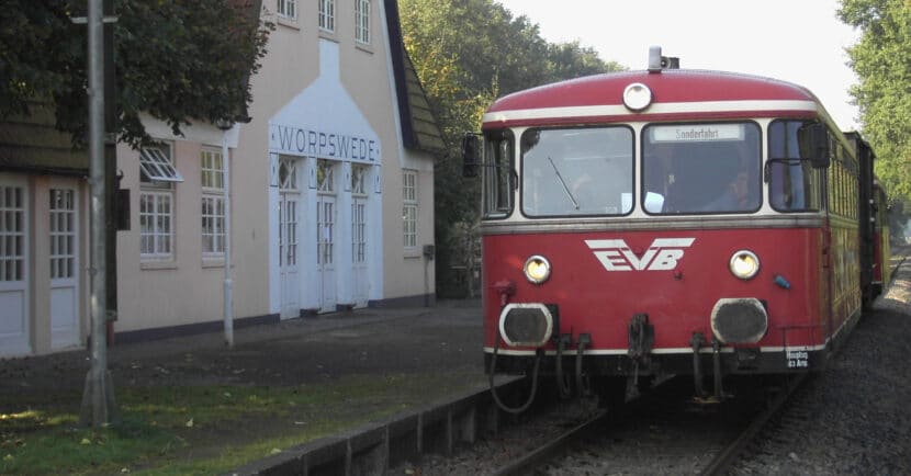 Ferrobús de Moorexpress en la estación de Worpsbede. Foto (CC BY SA):  Denis Boehme.