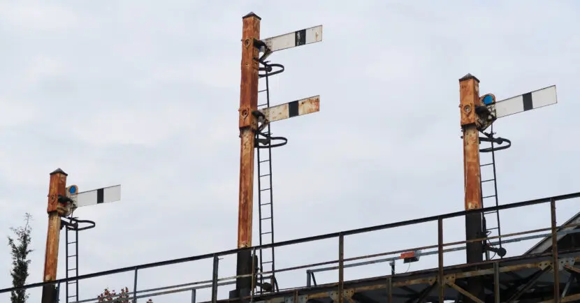 Puente de señales de la estación de Algodor, para indicar al maquinista del estado del bloqueo. Foto (CC BY SA): Malopez 21