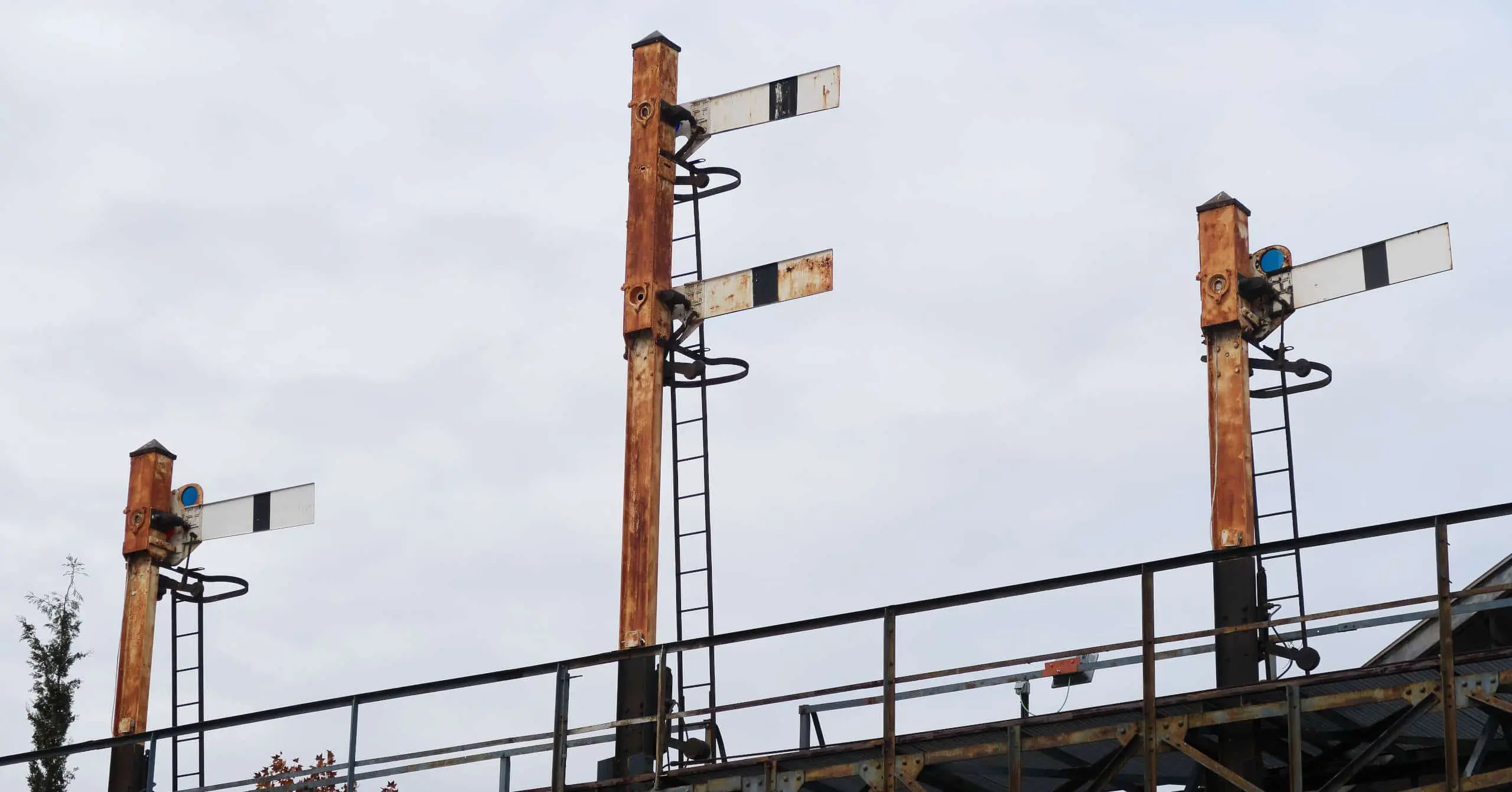 Puente de señales de la estación de Algodor, para indicar al maquinista del estado del bloqueo. Foto (CC BY SA): Malopez 21