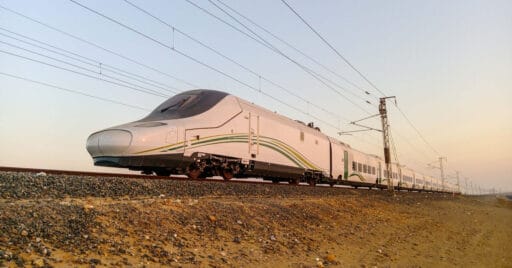 Tren de alta velocidad Hamarain fabricado por Talgo circulando por las proximidades de Jabba, Arabia Saudí. Foto (CC BY NC SA): Miguel Galán