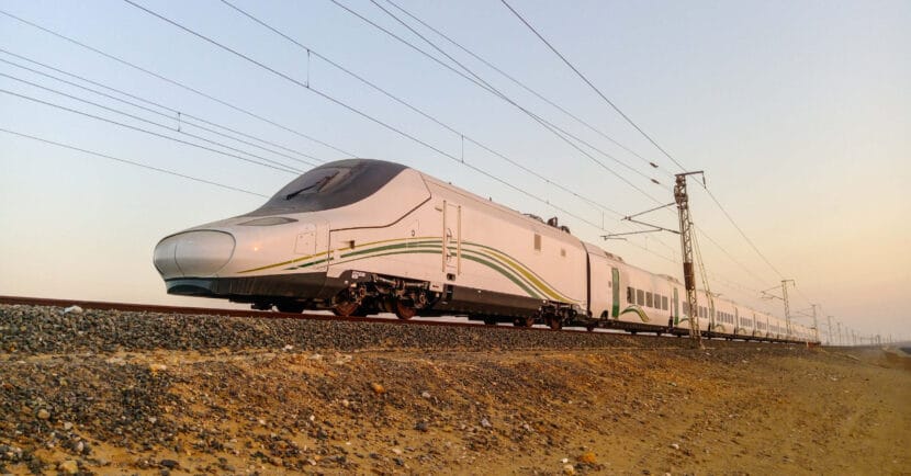 Tren de alta velocidad Hamarain fabricado por Talgo circulando por las proximidades de Jabba, Arabia Saudí. Foto (CC BY NC SA): Miguel Galán