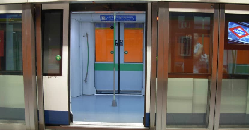 Tren de la serie 8000 del metro de Madrid en San Nicasio durante las pruebas de las mamparas que hacen posible la conducción 100% automática. Foto (CC BY NC SA): Miguel Bustos