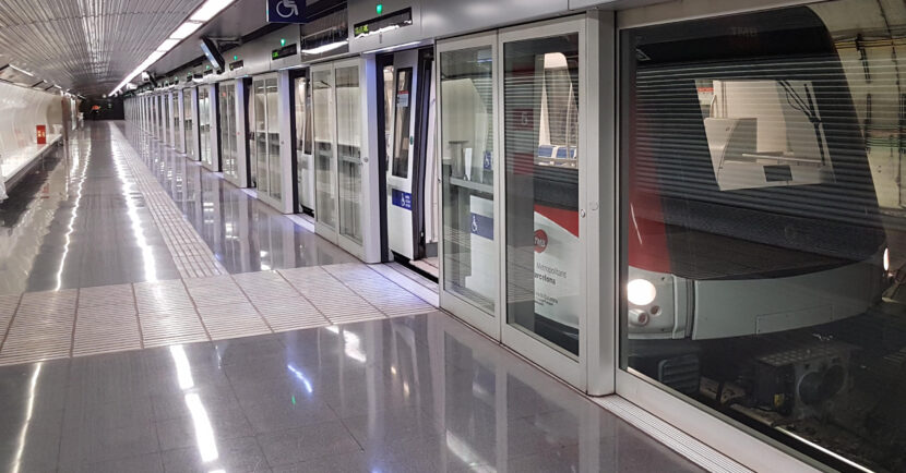 Tren de la serie 9000 del metro de Barcelona sin maquinista, en la estación Torrassa de la línea 10. Foto (BY CC SA): 9pm