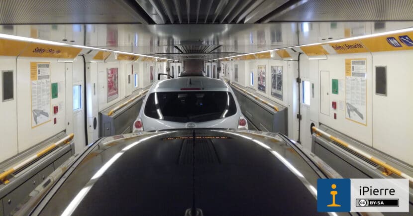 Interior de una lanzadera portacoches del eurotúnel.