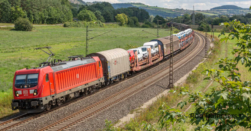 Tren de mercancías de la DB Cargo con una locomotora de la serie 187 en cabeza como la que se va a emplear en la prueba.