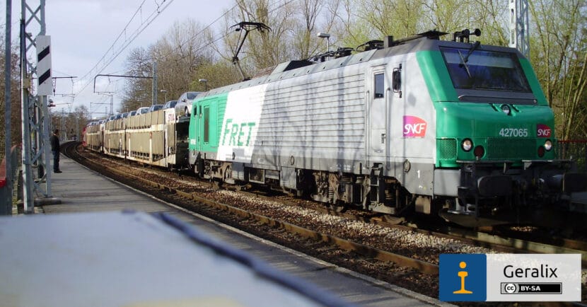 Tren portacoches remolcado por una locomotora de la serie BB27000, similar a la empleada en la prueba de conducción automática