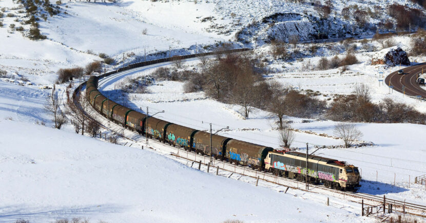 Bobinero de Renfe cruzando Busdongo con el paisaje nevado. Foto: Antero Pires.