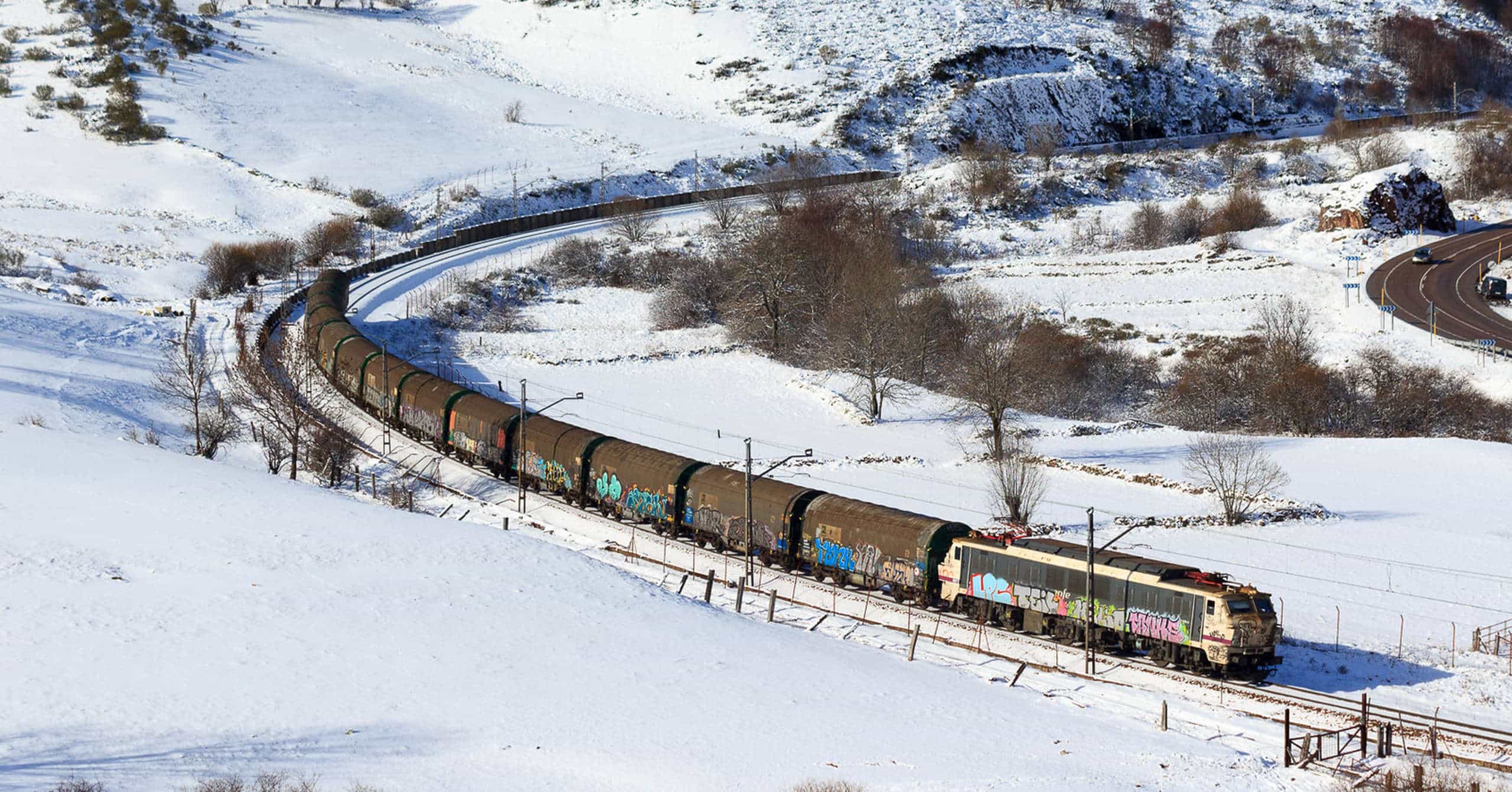 Bobinero de Renfe cruzando Busdongo con el paisaje nevado. Foto: Antero Pires.