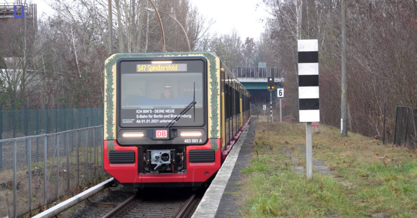 La 483 001 con la decoración especial de inauguración de la serie entrando en Spindlersfeld. © UNDERGROUNDBERLIN, captura de pantalla.