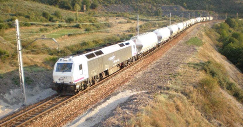 Tren de Renfe Mercancías pasando por La Granja entre León y Monforte de Lemos. JT CURSES