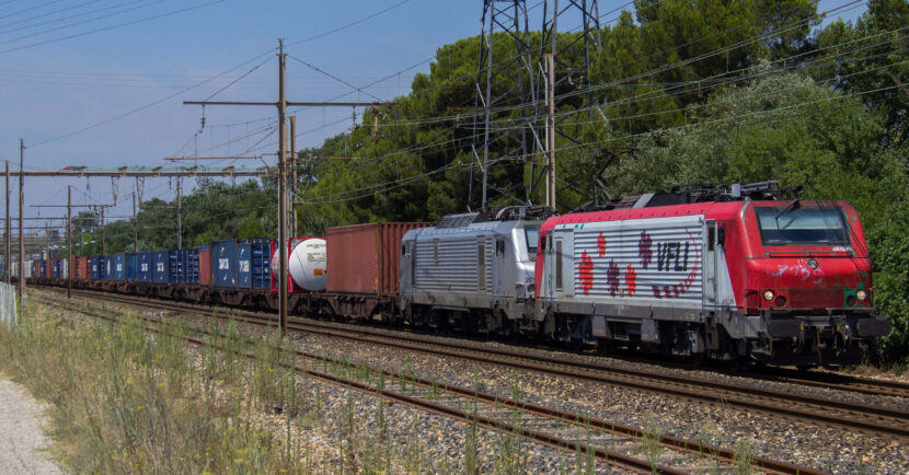 Tren de VFLI (ahora Captrain France) con la BB 27139 en cabeza circulando por Saint-Martin-de-Crau. Foto: Florien Maillard.