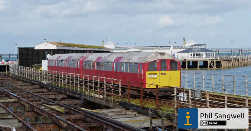 Tren de la serie 484 circulando entre el embarcadero de Ryde y tierra firme