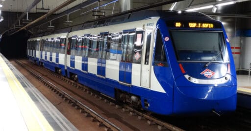 Tren de la serie 9700 del metro de Madrid en Ronda de Comunicación. MIGUEL BUSTOS.