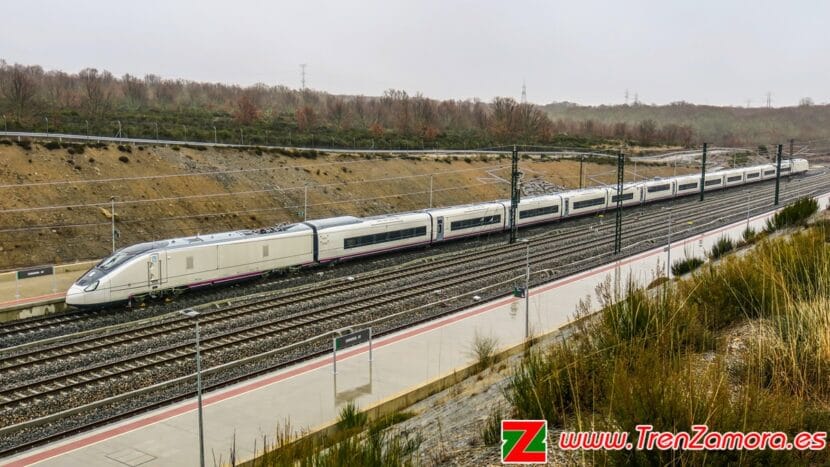 106-006 estacionado en la estación de Sanabria AV. © Grupo Tren Zamora.jpeg