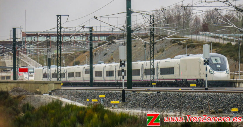 106-006 estacionado en la estación de Sanabria AV 02. © Grupo Tren Zamora